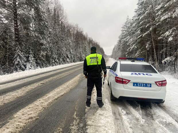 Свердловская ГИБДД предупреждает водителей о снегопадах на севере региона