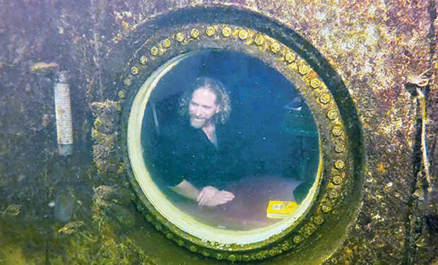 55-летний мужчина уже 74 дня живет под водой. Он посылает наверх записки и пока не собирается подниматься