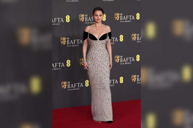 Певица Селена Гомес пришла на премию BAFTA в платье из страз с декольте