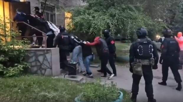 Двух мигрантов в федеральном розыске задержали во время проверок хостелов в Красноярске