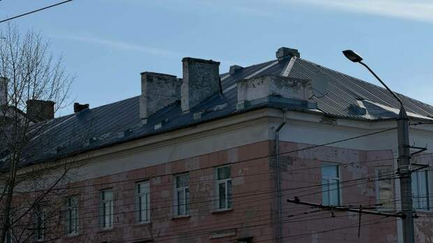 В Барнауле возбудили дело после падения парапета с крыши дома рядом с прохожими