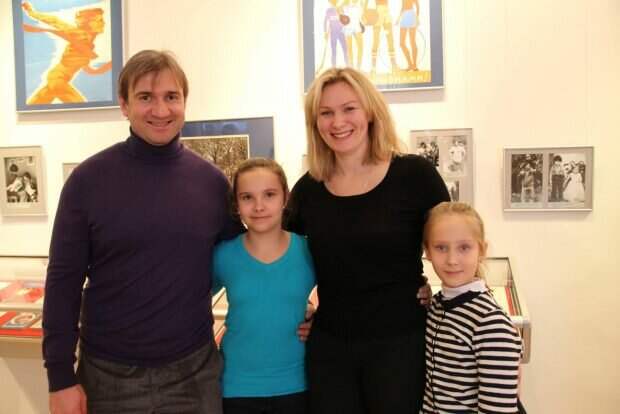 Александр и Бегонита Харламовы с дочками Бегониты в феврале 2014 года на выставке, посвященной Валерию Харламову.