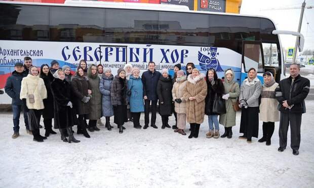 Артистам Северного хора вручили ключи от нового автобуса