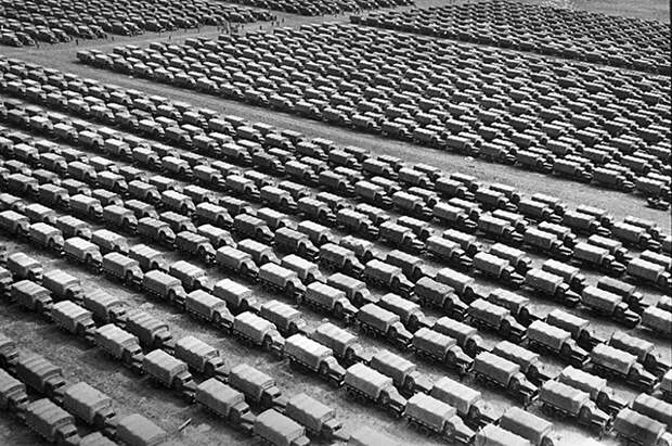 Грузовые автомобили «Студебекер», приготовлены для отправки на фронт. Резерв Ставки Верховного главнокомандования. Район Можайска, 1944 г.