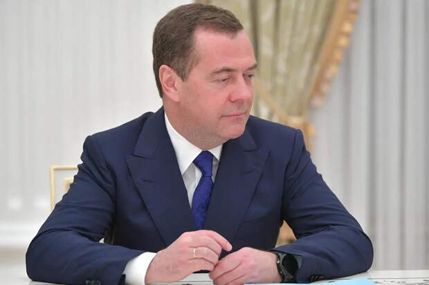 «Посмотрим лет через 100»: Медведев поставил крест на США в войне с 2500-летней Персией