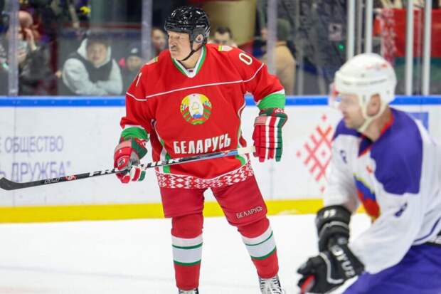 Лукашенко рассказал, как себя чувствует после падения на хоккее