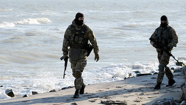 Украинские военные на побережье Азовского моря. Архивное фото