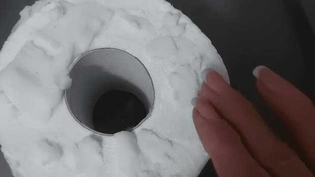 Как избавить холодильник неприятного запаха при помощи туалетной бумаги