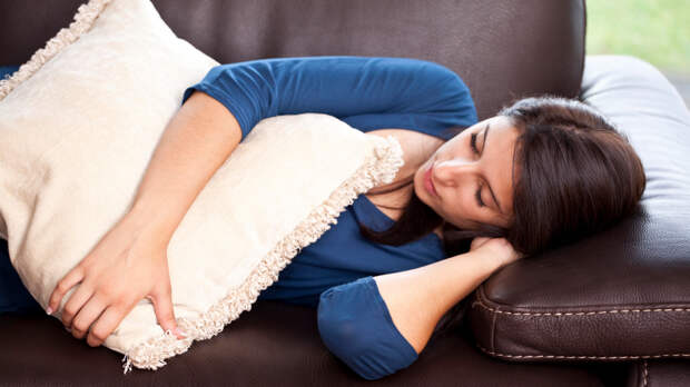 Коварная мягкость: почему сон на диване крадет силы организма