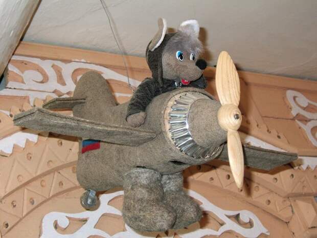 Мышь на самолете из валенок в музее города Мышкин. Фото