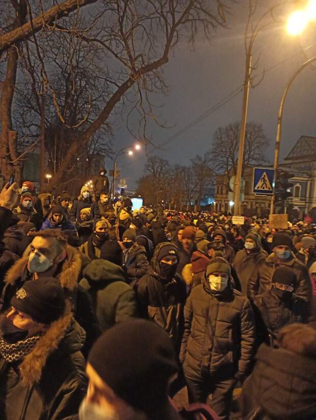 "Аваков - черт!", "Зелю-Геть!", "Волю Стерненко!"