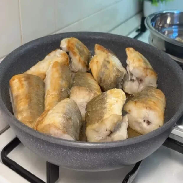 Готовлю рыбу по этому рецепту уже много лет: сочный минтай в подливе из простых овощей за 15 минут