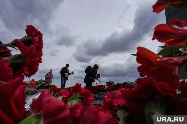Украинцы пытались символично отметить День Победы даже за границей, несмотря на риски административного правонарушения Фото: Evgeniy Maloletka/AP/TASS