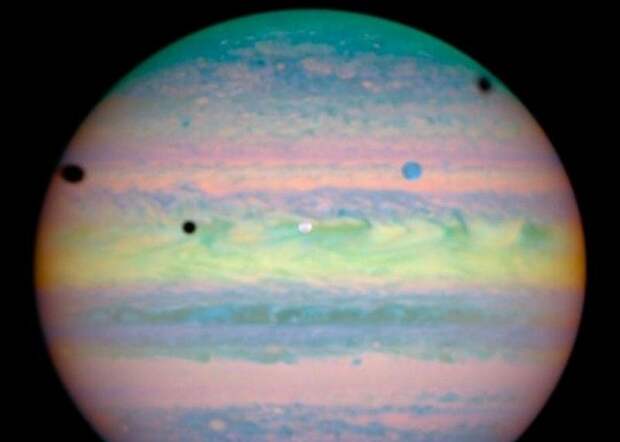 Тени спутников Юпитера - Ио, Ганимеда и Каллисто.