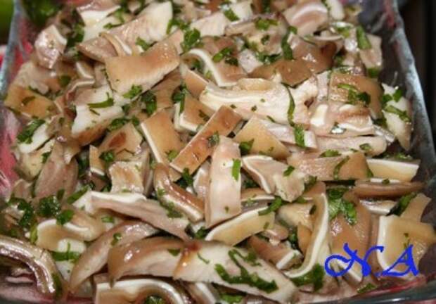 Салат из свиных ушей(португальская кухня)
