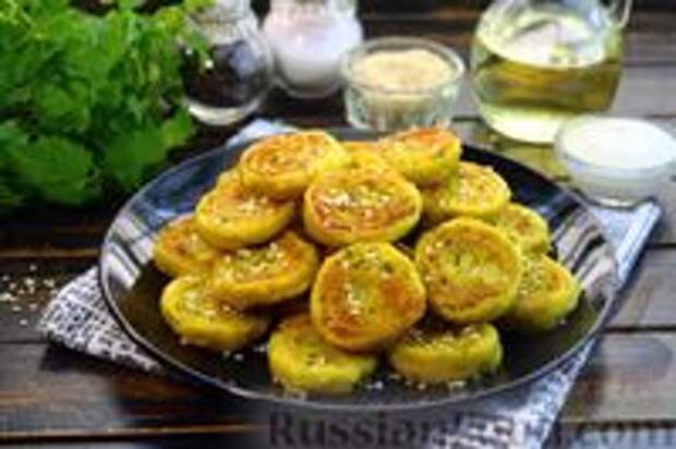 Фото к рецепту: Рулетики с пряной картофельной начинкой (на сковороде)