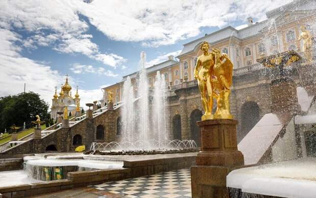 Стало известно, когда заработают фонтаны в Петергофе