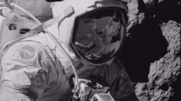 Это не человек: на шлеме астронавта на Луне разглядели странное существо