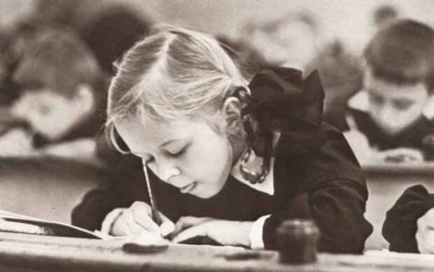 Школьница пишет чернильной ручкой / Фото: esquire.kz
