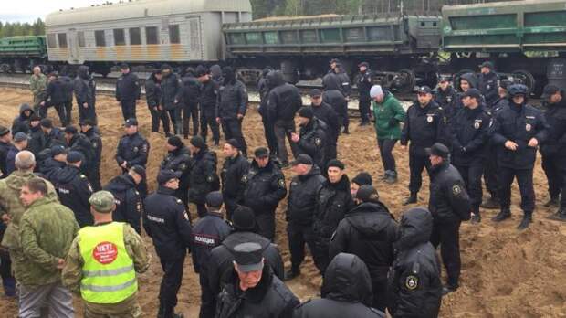 В Шиесе силовики дали отпор митингующим против строительства экотехнопарка В Шиесе силовики дали отпор митингующим против строительства мусорного полигона