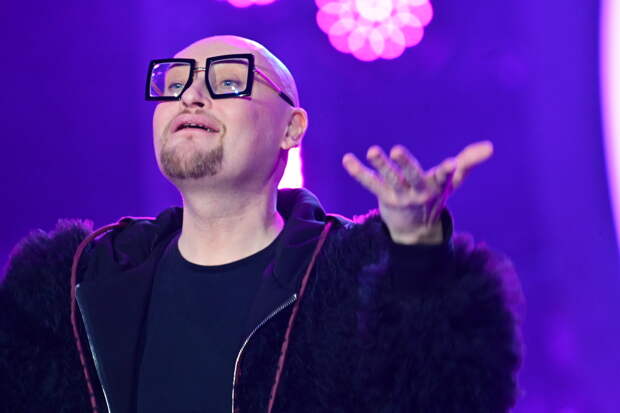 Шура признался в стыде из-за пения в трусах на фоне Кремля