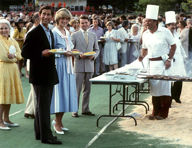 Принц Чарльз и принцесса Диана наслаждаются барбекю на ферме Кингсмир в Оттаве, Канада, 