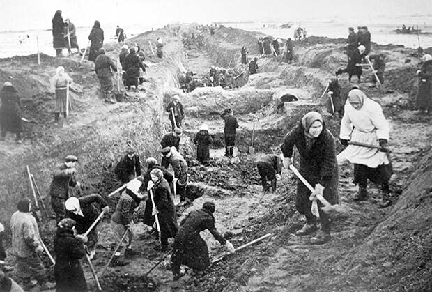 Гражданское население роет противотанковый ров под Москвой, 1941 год