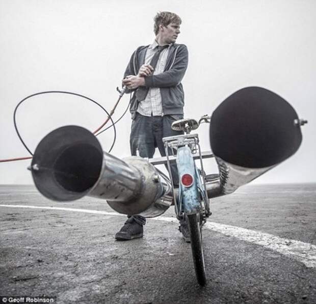 Умелец превратил старый велосипед в ракету на колесах. Фото