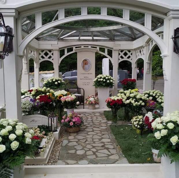 Спустя два года после смерти Веры Глаголевой на ее могиле появилась белая беседка Фото: www.instagram.com/anahapetova/ 