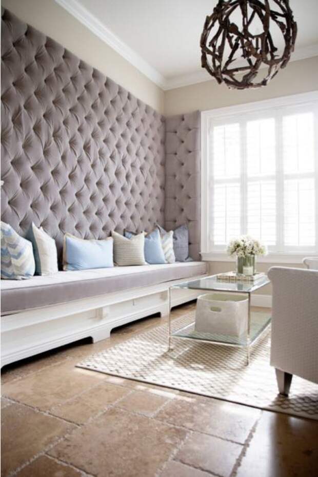 Отделка стен тканью поможет полностью преобразить интерьер вашей гостиной.