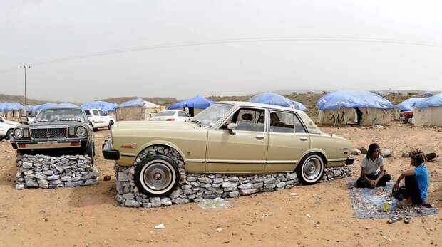 Зачем саудовская молодежь обкладывает камнями машины авто, прикол, саудовская аравия