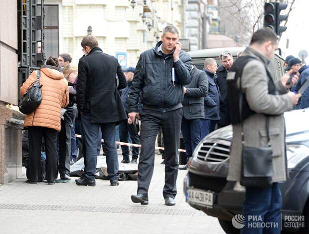 Сотрудники правоохранительных органов на месте убийства бывшего депутата Государственной Думы РФ Дениса Вороненкова в Киеве