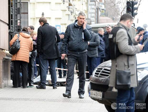 Сотрудники правоохранительных органов на месте убийства бывшего депутата Государственной Думы РФ Дениса Вороненкова в Киеве Сотрудники правоохранительных органов на месте убийства бывшего депутата Государственной Думы РФ Дениса Вороненкова в Киеве