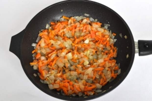 Добавить морковь и обжарить 4 минуты.