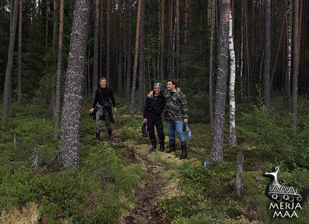 Обычно такие места не существуют отдельно от других.  Из этих дремучих вытекает речка Учма, впадающая в Волгу. На Учме находится другое Место силы - Бабья Выгорода с "Бабьим камнем".  Это всего в нескольких десятках километров от острова. Там, на острове - Медвежье святилище,  здесь - святилище Бабы. Бабью Выгороду мы посетили в июле прошлого года и рассказ о ней вы сможете прочесть в нашем будущем печатном издании.