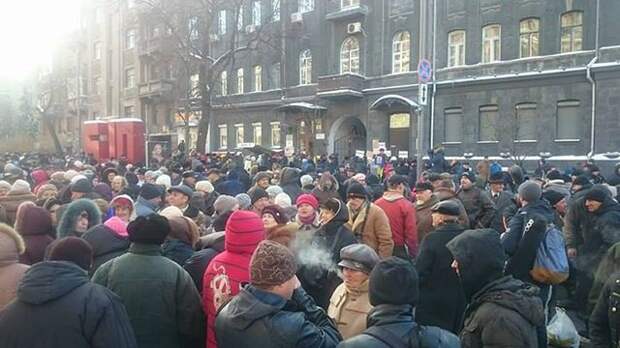 В массовых протестах в центре Киева участвуют около 6 тысяч человек