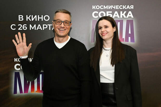 Актер Алексей Макаров вышел в свет с женой, которая моложе него на 23 года