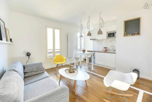 Лаконичный дизайн квартиры-студии, оформленной в белых тонах.