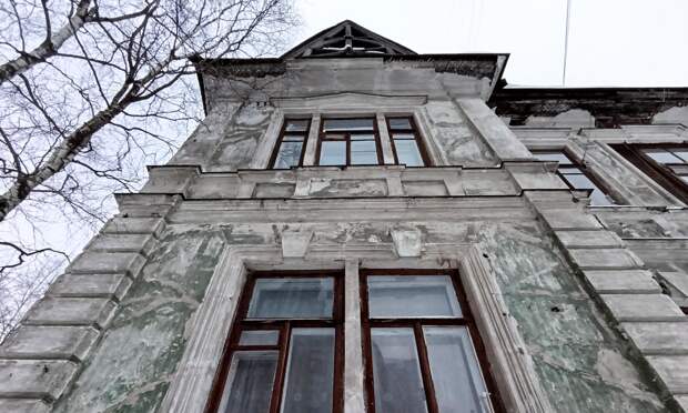 Оштукатуренные фасады рубленного дома ещё держатся 