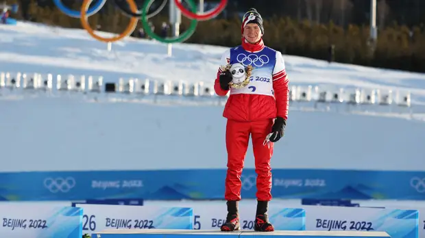 Большунов повредил пьедестал почёта во время награждения после победы в скиатлоне