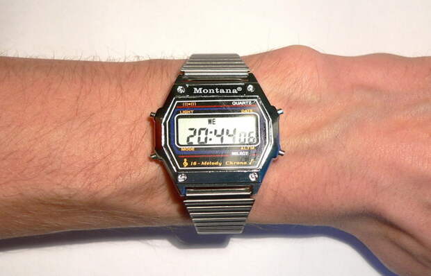 Некоторым владельцам часов приходилось часто менять батарейки, т.к. последние быстро приходили в негодность. Причина - 16 заветных мелодий, которые школьники слушали все время. / Фото: love90.org