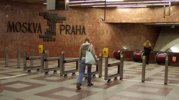 Барельеф "Москва-Прага" в пражском метро дополнят антисоветской табличкой