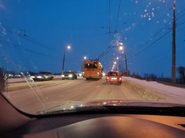 На Южном мосту в Твери образовалась огромная пробка ФОТО