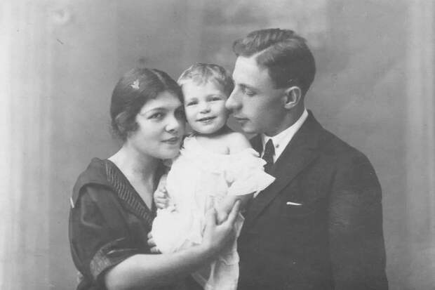 С родителями Эммой Иосифовной и Борисом Львовичем Богуславскими, 1925 год
