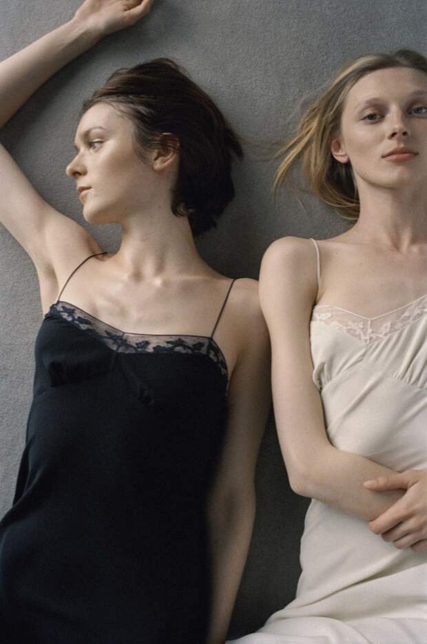 Модели разных возрастов в невероятно красивом лукбуке The Row. Изображение № 6.