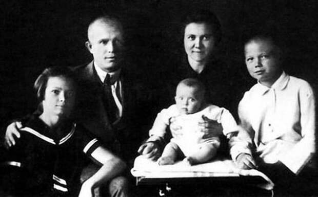 Никита Сергеевич Хрущёв с супругой Ниной Петровной и детьми архив, картинки, фото