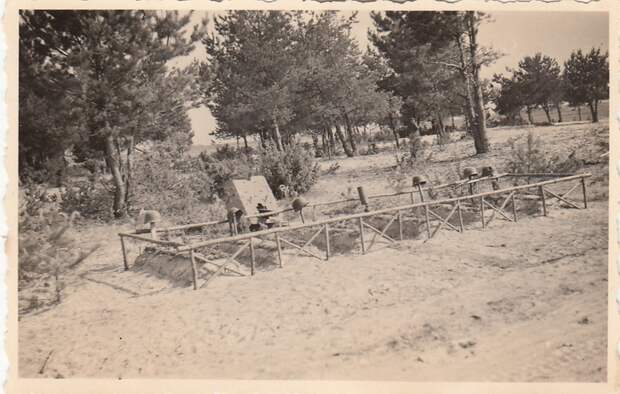 4. Разбитое прорывающимися танками 6-го мк орудие Pak 35 и могилы немецких артиллеристов.Озерница.Конец июня 1941 г.;