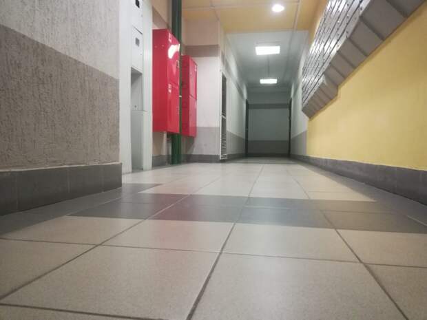 В подъезде дома на Ясном проезде отмыли стены