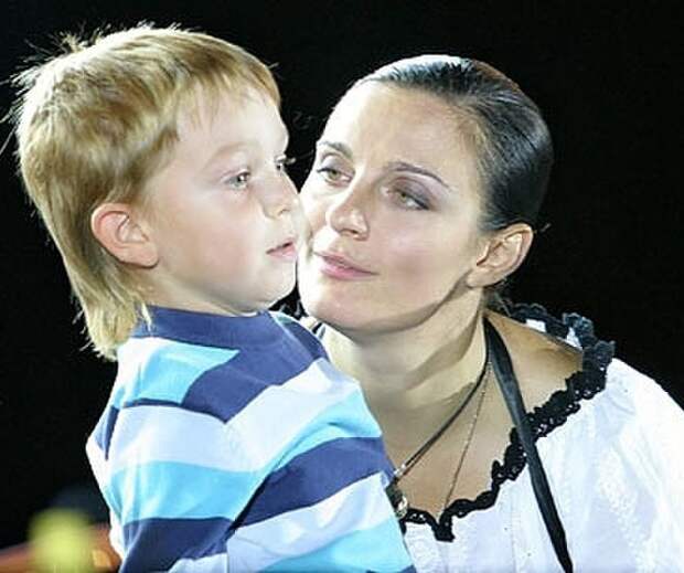 «Делаю, что хочу», – Елена Ваенга с сыном уехала из России