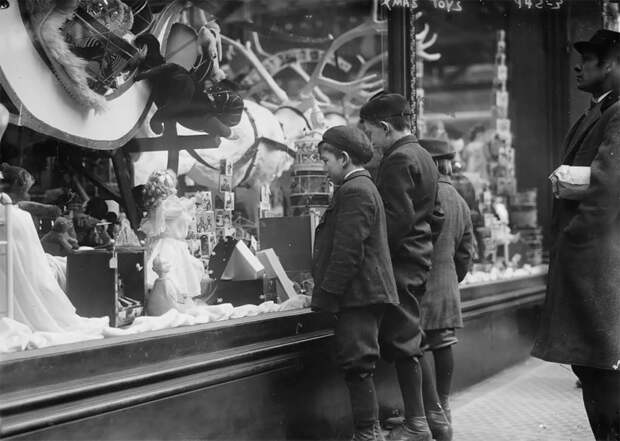 Сказочные фотографии рождественского шопинга в Нью-Йорке 1910 года